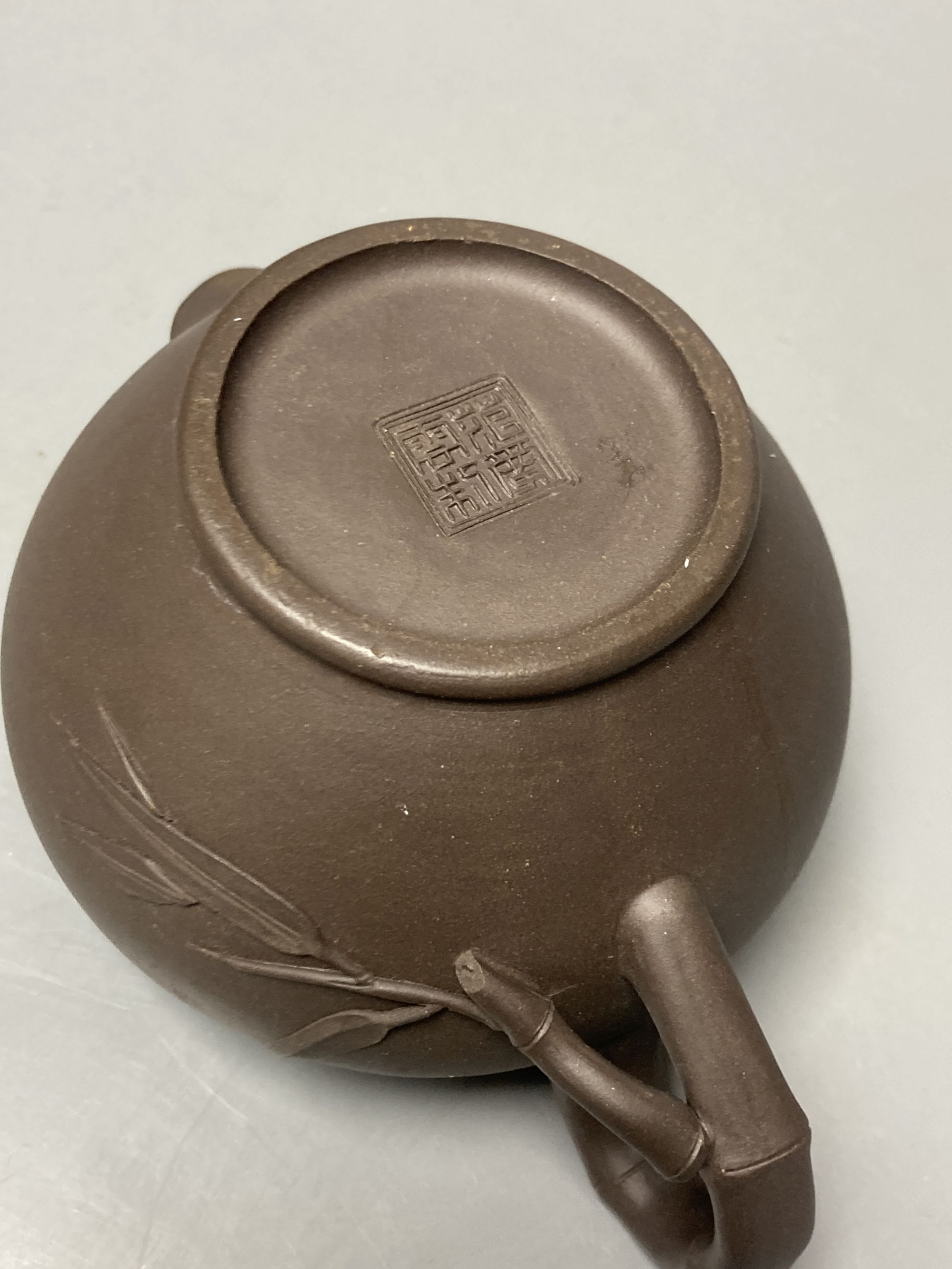 A Chinese Yixing teapot and cover, height 12cm